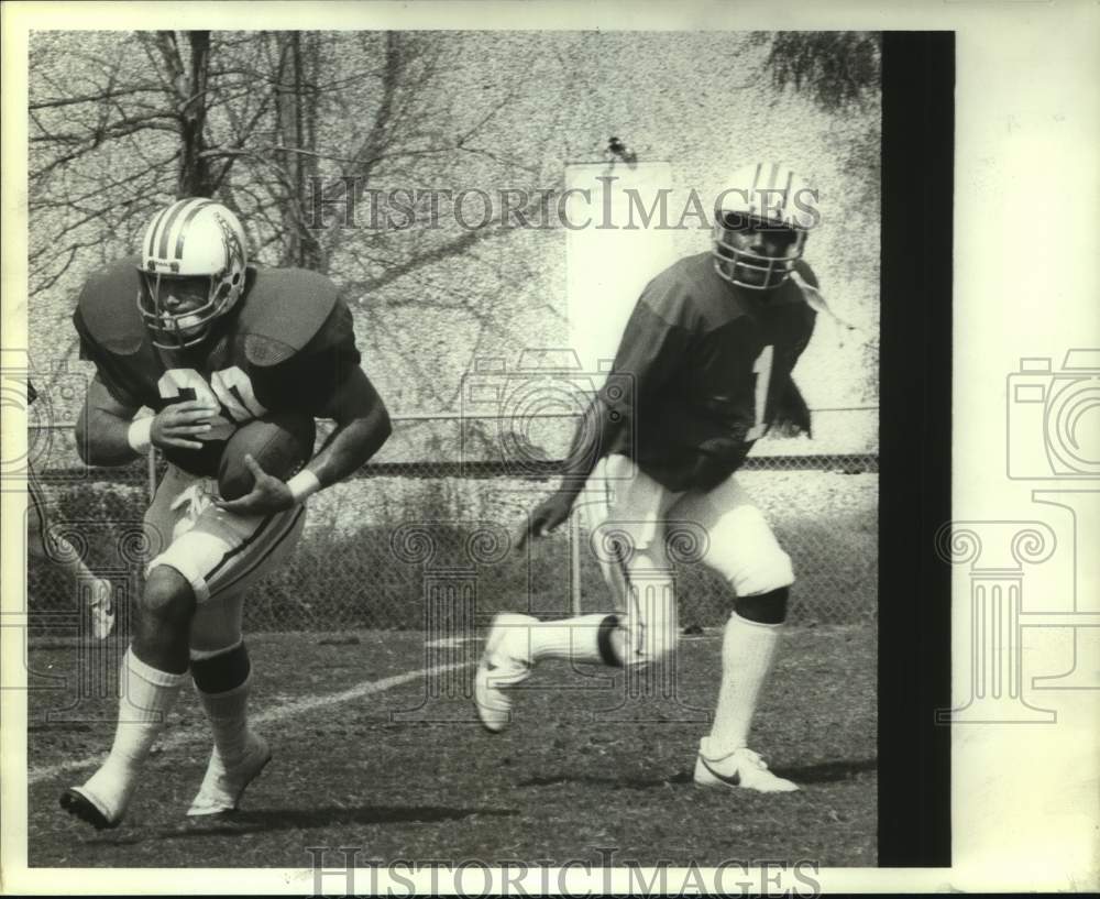 1984 Press Photo Houston Oilers football players Warren Moon and Larry Moriarity- Historic Images