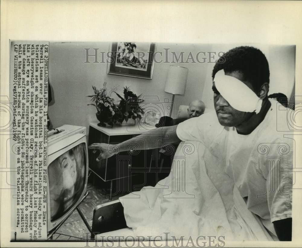 1967 Press Photo Boxer Ernie Terrell in Philadelphia hospital bed - hcs22699- Historic Images