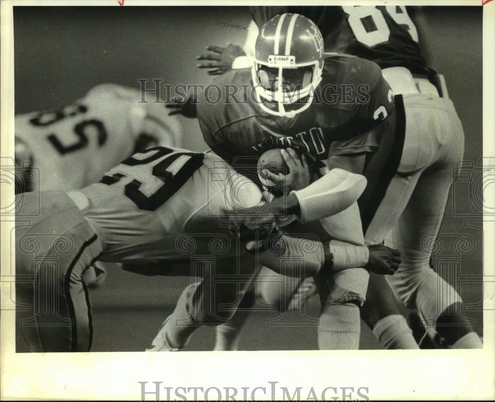 1984 Press Photo Houston Cougar Raymond Tate is nailed by Rice Owl Dwayne Holmes- Historic Images