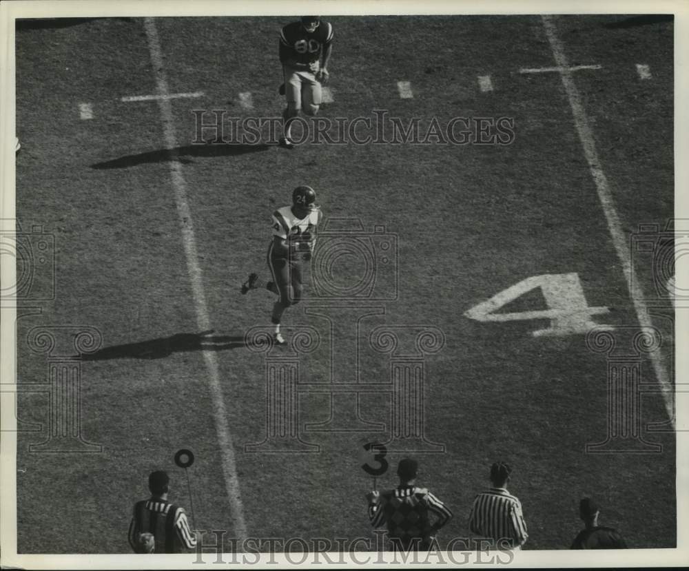 1961 Press Photo Runner carries football downfield at Rice-Ole Miss Sugar Bowl- Historic Images