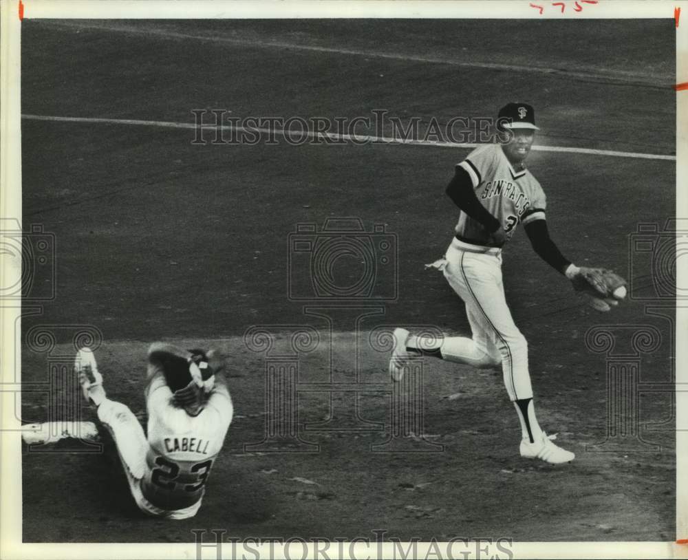 1977 Press Photo Astro Enos Cabell steals 2nd; Giants Derrel Thomas stops ball- Historic Images