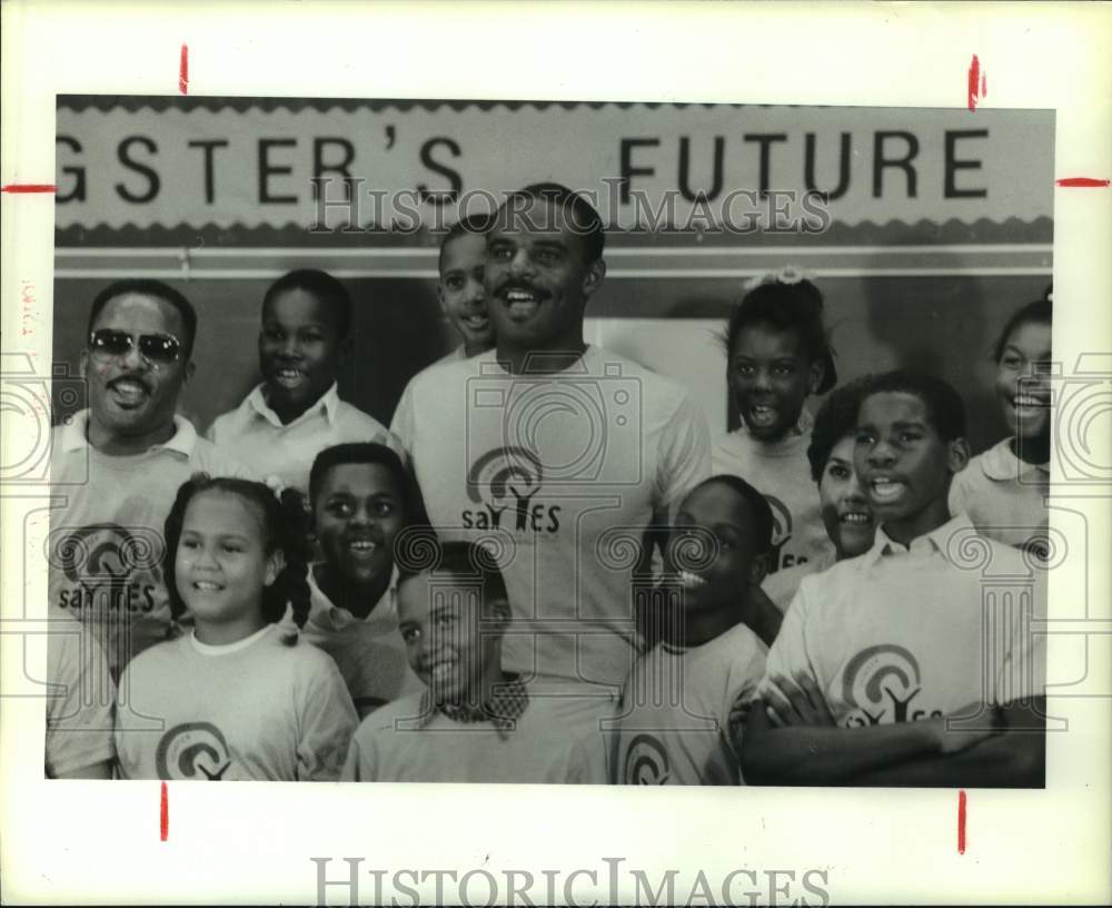 1988 Press Photo Oilers football player Warren Moon with Chatham students- Historic Images