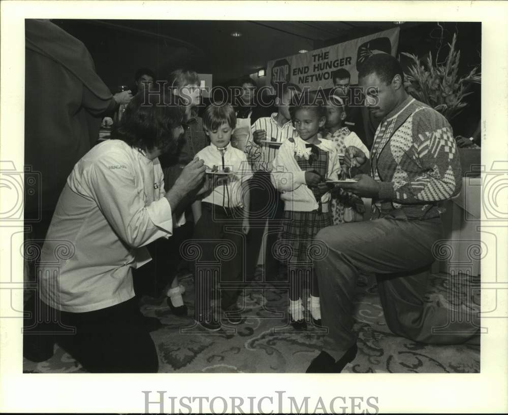 1990 Press Photo Chef Robert McGrath, football star Warren Moon and children- Historic Images