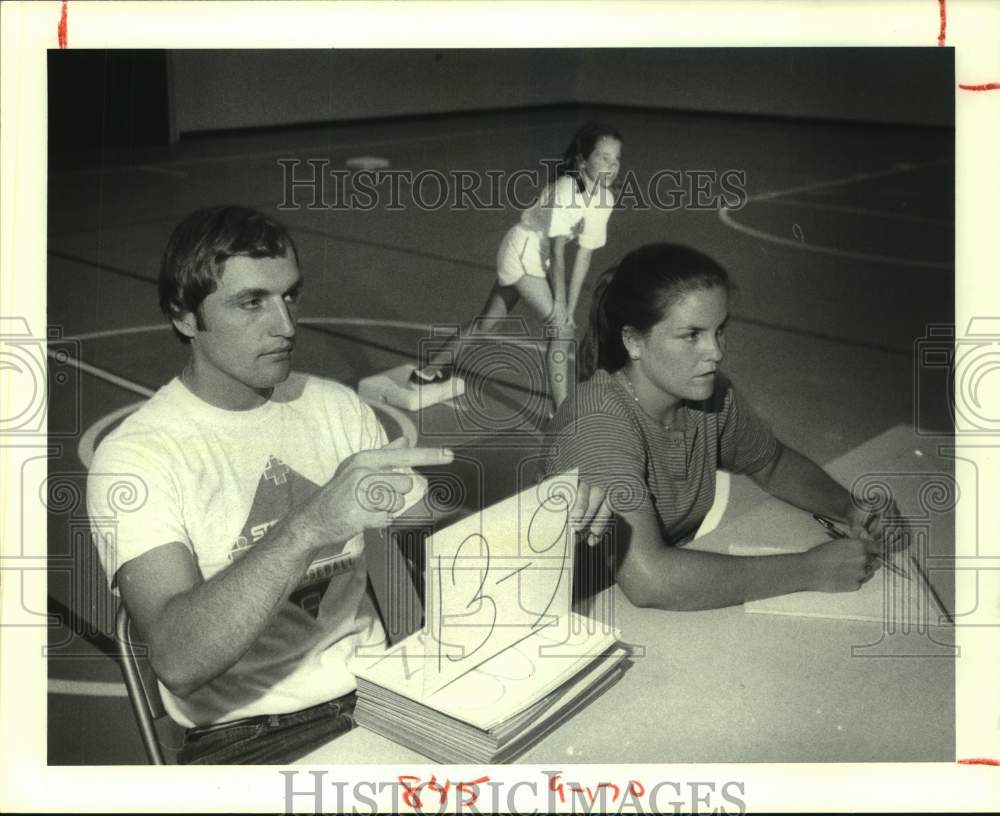 1980 Press Photo Houston Astros' Terry Puhl with Beth Bevans and Karen Kearby- Historic Images
