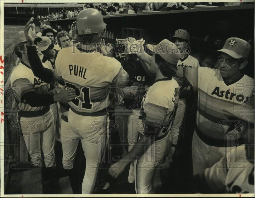 1981 Press Photo Houston Astros baseball player Terry Puhl and team in Astrodome- Historic Images