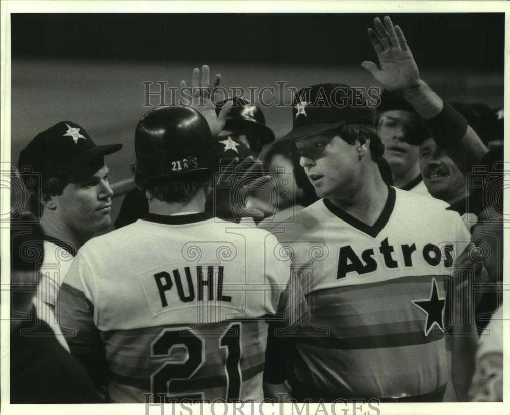 1985 Press Photo Houston Astros baseball player Terry Puhl and teammates- Historic Images