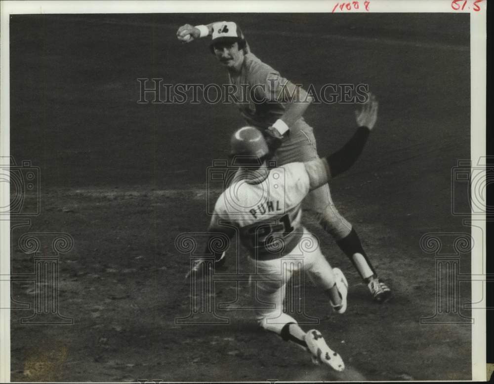 1977 Press Photo Houstons' Astro Terry Puhl tries to beat out Expo player's tag- Historic Images