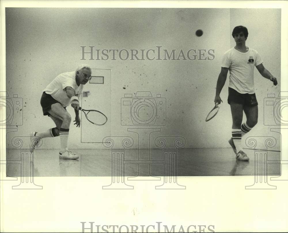 1983 Press Photo Rice prof Jack Roberts &amp; student Glenn Lefkof play racquetball- Historic Images