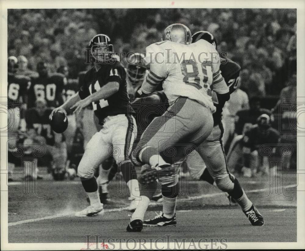 1971 Press Photo Oilers Russell Price puts rush on Giants' QB Randy Johnson- Historic Images