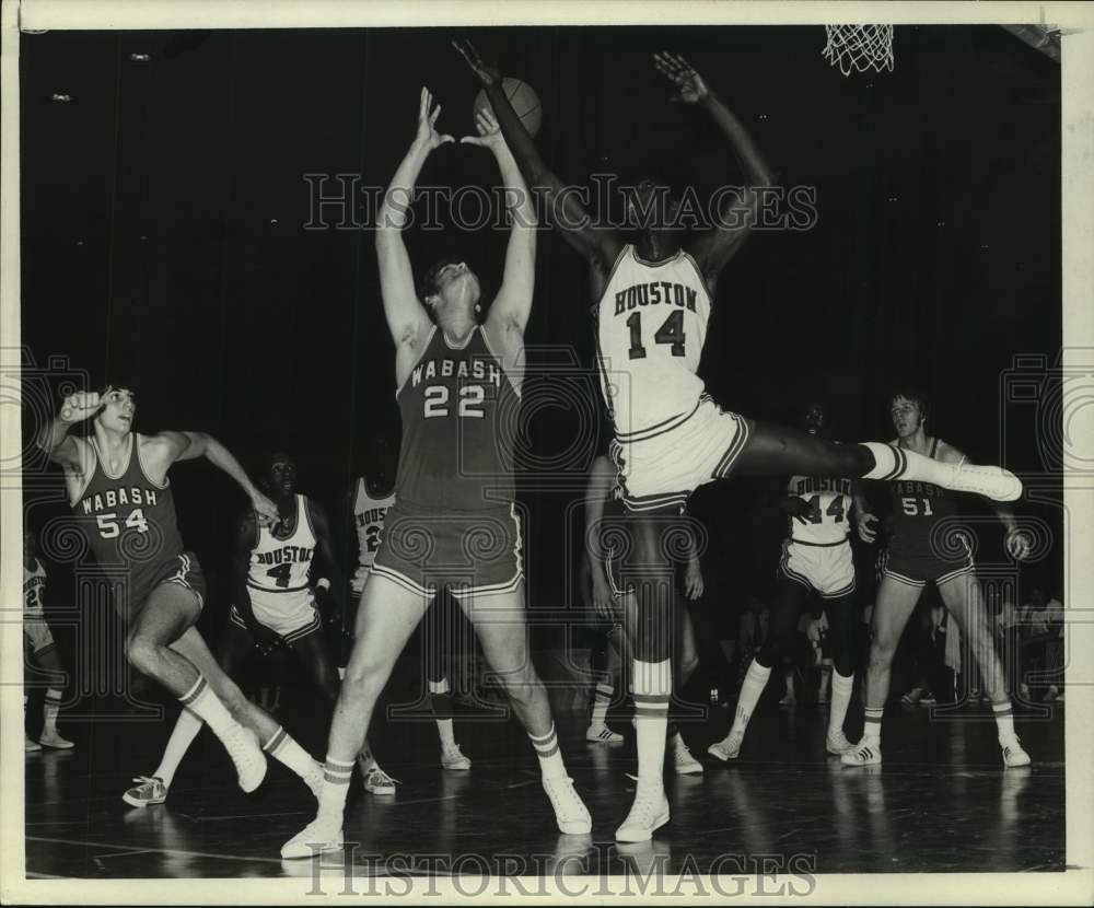 1973 Press Photo Houston basketball&#39;s Maurice Presley on court vs. Wabash- Historic Images