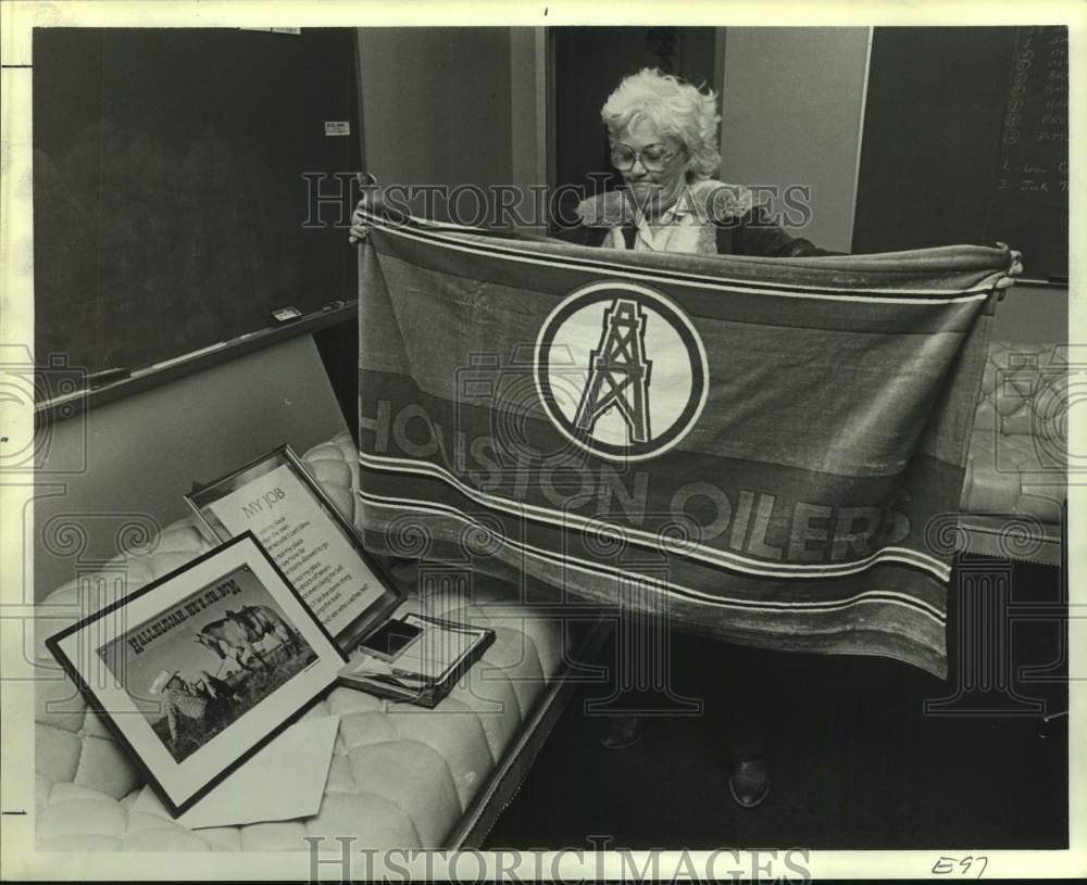 1981 Press Photo Ex-Oilers coach Bum Philips&#39; wife Helen helps pack up &amp; move- Historic Images