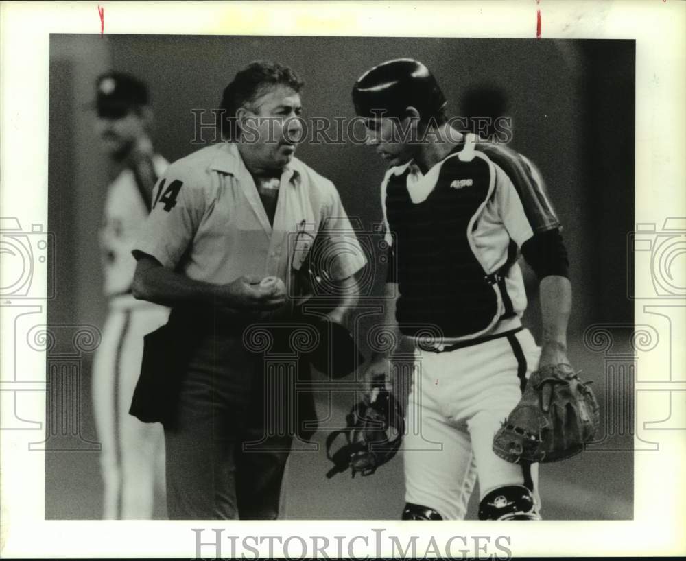 1988 Press Photo Frank Pulli tells Astros Alex Trevino why ball is thrown out- Historic Images