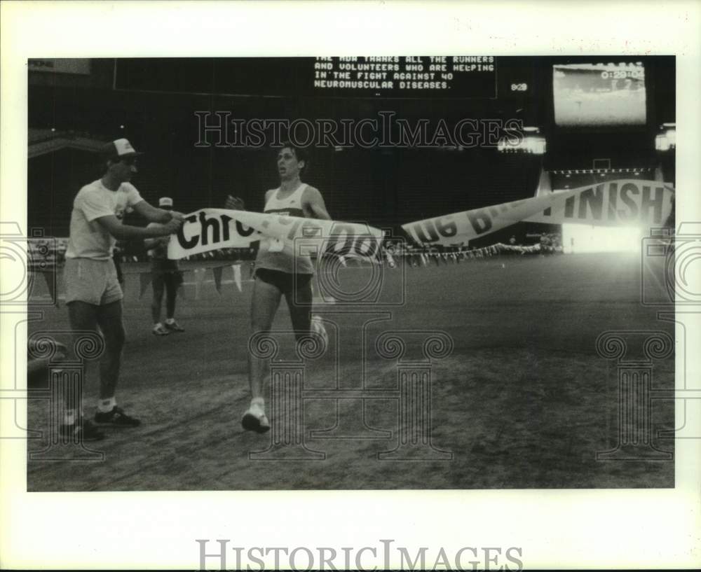 1980 Press Photo Steve Plasencia finishes the marathon in 29:05 - hcs23016- Historic Images