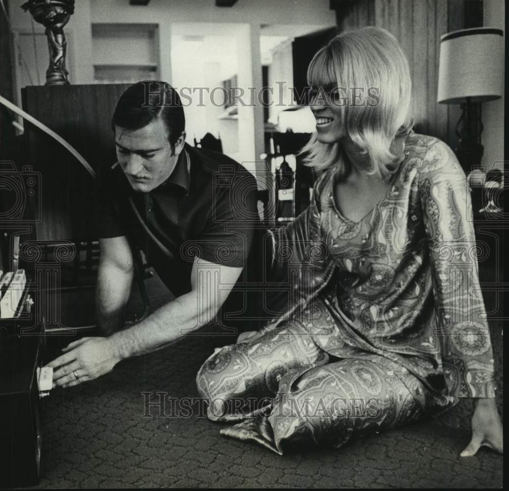 1970 Press Photo Oiler Ron Pritchard & wife Claudia relax in Houston apartment- Historic Images