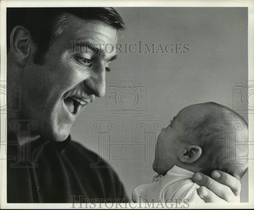 1970 Press Photo Oilers&#39; Ron Pritchard and his 3-month-old daughter Gia- Historic Images