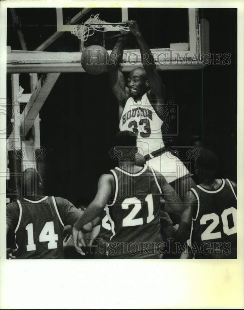 1990 Press Photo Cougars Darrell Mickens slam dunks over Univ. of IL defense- Historic Images