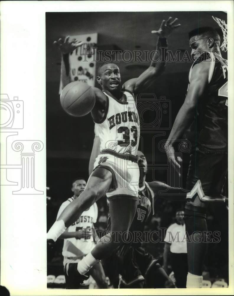 1990 Press Photo Cougars' Darrell Mickens & UCal's Roy Fisher chase loose ball- Historic Images