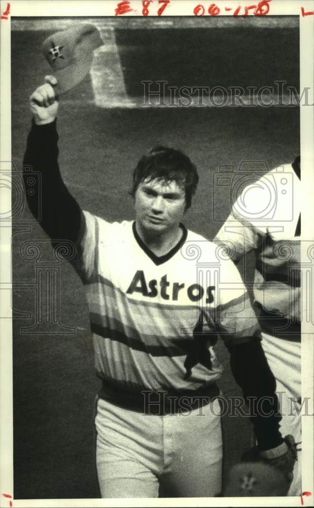 1980 Press Photo Houston Astro pitcher tips hat after win against Cincinnati- Historic Images