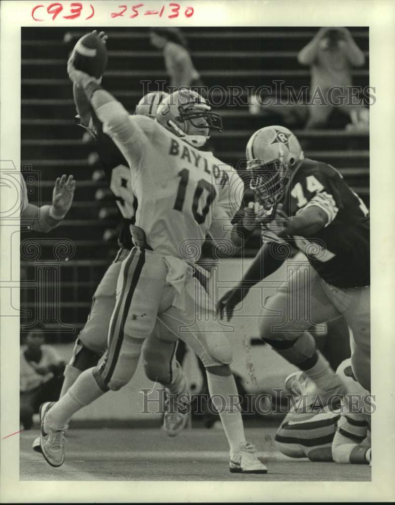 1985 Press Photo Baylor football player Tom Muecke in action - hcs23129- Historic Images