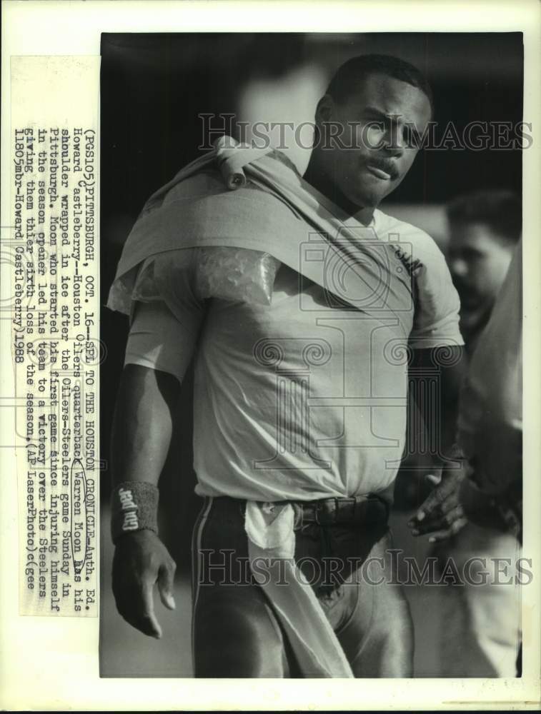 1988 Press Photo Oilers QB Warren Moon ices shoulder after Oilers-Steelers game- Historic Images