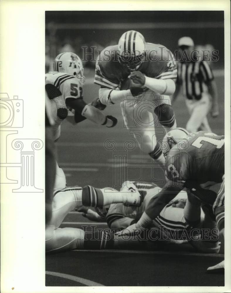 1988 Press Photo Houston Oilers football running back Mike Rozier leaps for TD- Historic Images