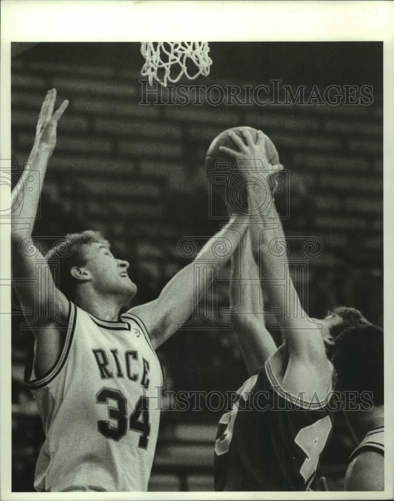 1989 Press Photo Rice's Kenneth Rourke fights UNR's Gabriel Parizzia for rebound- Historic Images