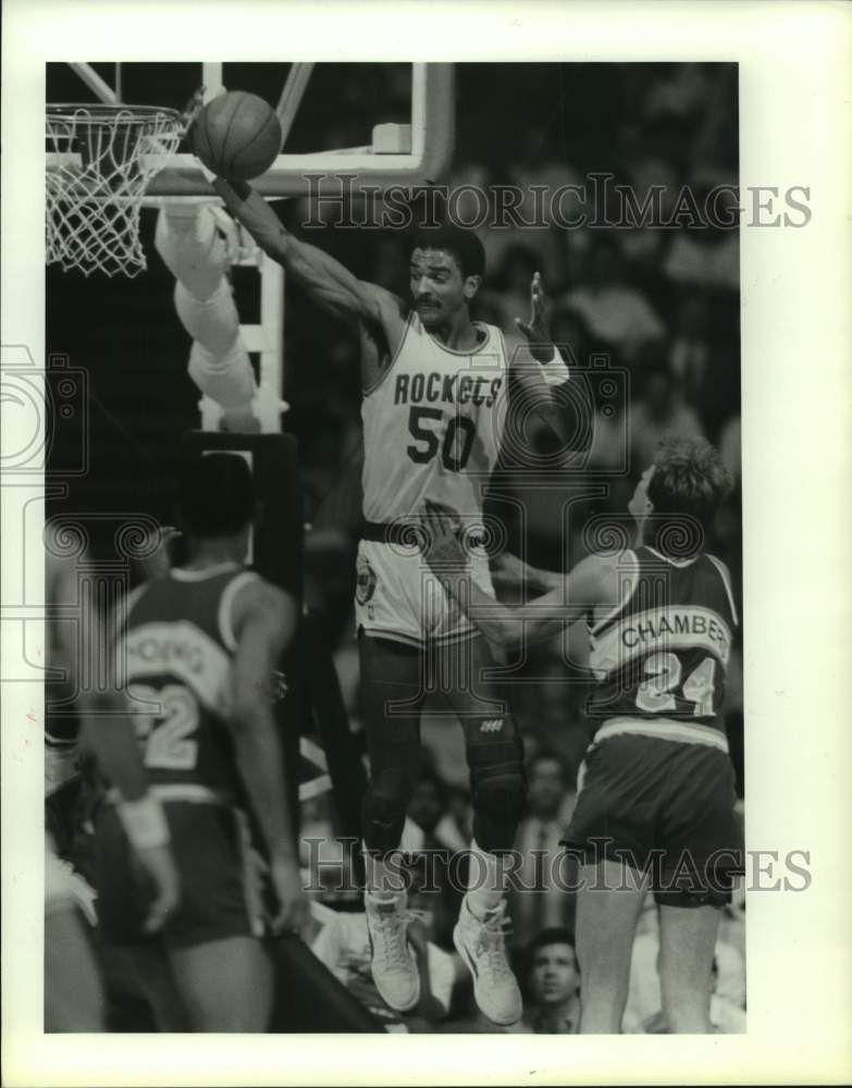 1987 Press Photo Rockets Ralph Sampson dunks despite Supersonics defense- Historic Images