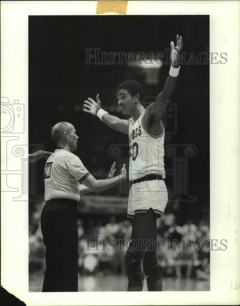 1987 Press Photo Houston Rockets Ralph Sampson discusses a call with an official- Historic Images