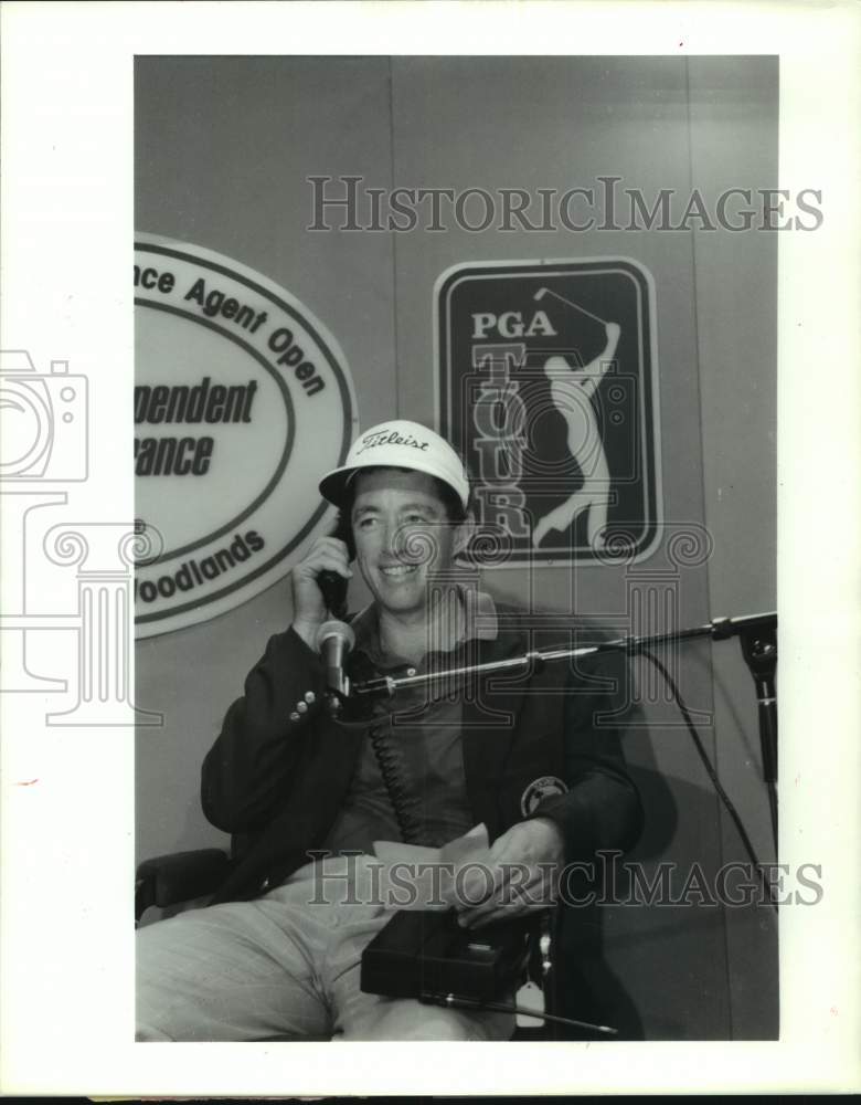 1990 Press Photo Golfer Tony Sills accepts invitation to Masters from Col. Davis- Historic Images
