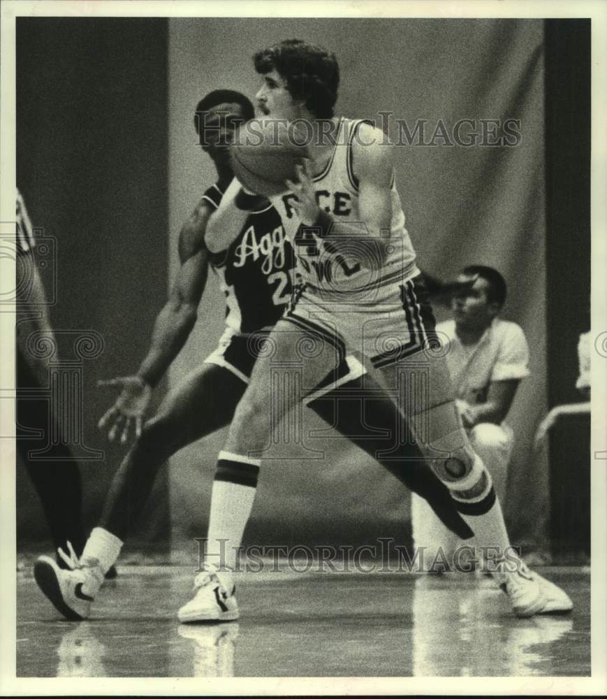 1983 Press Photo Rice and Texas A&amp;M play men&#39;s college basketball - hcs23264- Historic Images