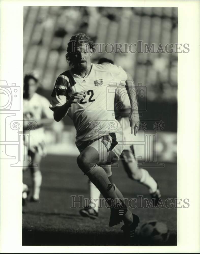 Press Photo American soccer star Alexi Lalas runs with the ball in match- Historic Images