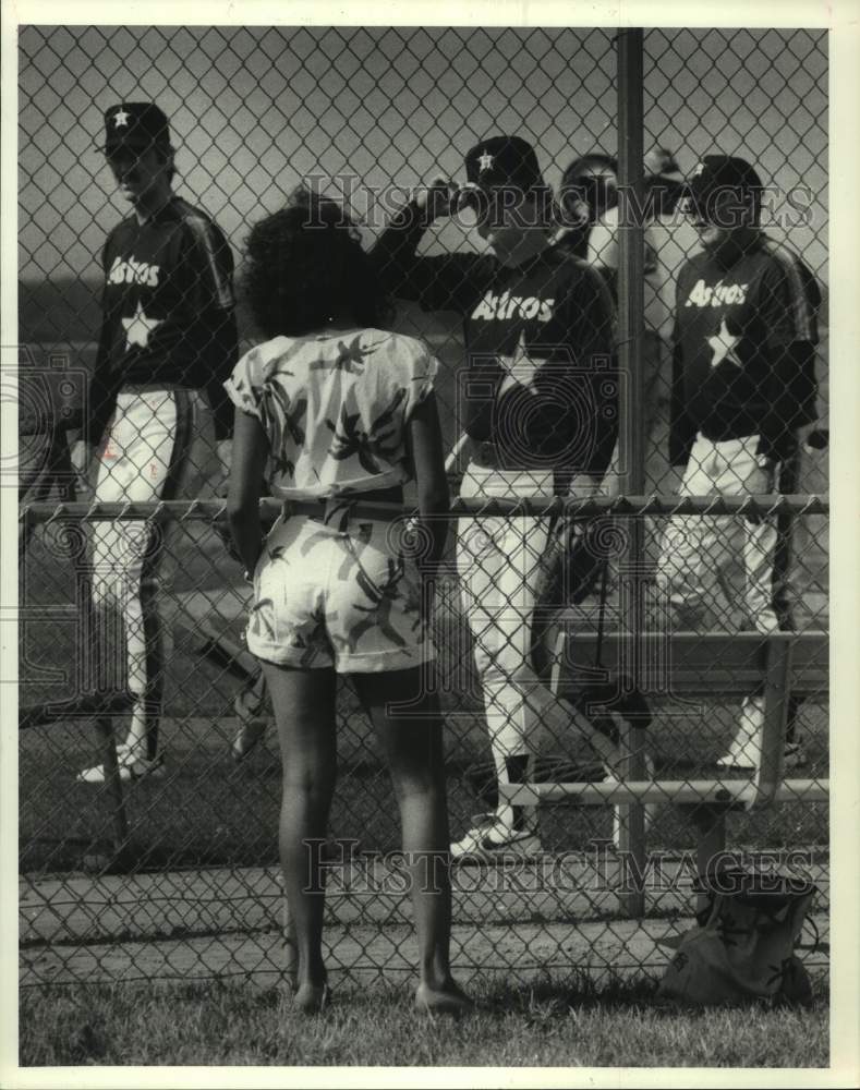 1985 Press Photo A fan watches the Houston Astros at spring training camp.- Historic Images