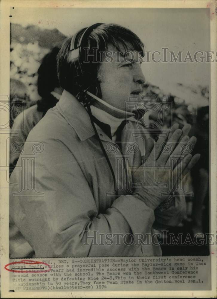 1974 Press Photo Baylor University head football Grant Teaff clasps hands- Historic Images