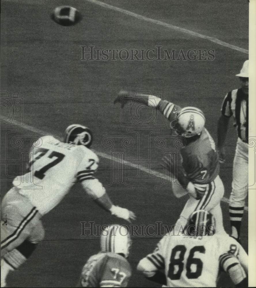 1975 Press Photo Houston Oilers football quarterback Dan Pastorini throws ball- Historic Images