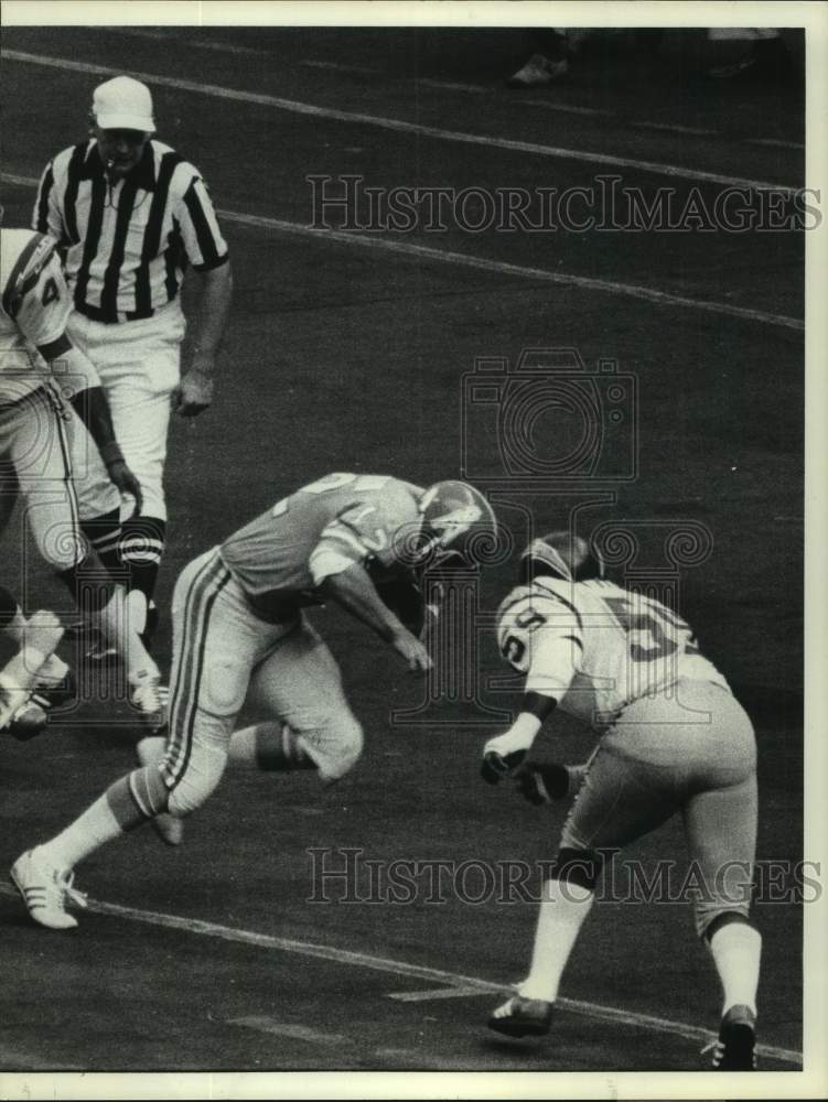 1974 Press Photo Houston Oilers football player tries to avoid tackle in game- Historic Images