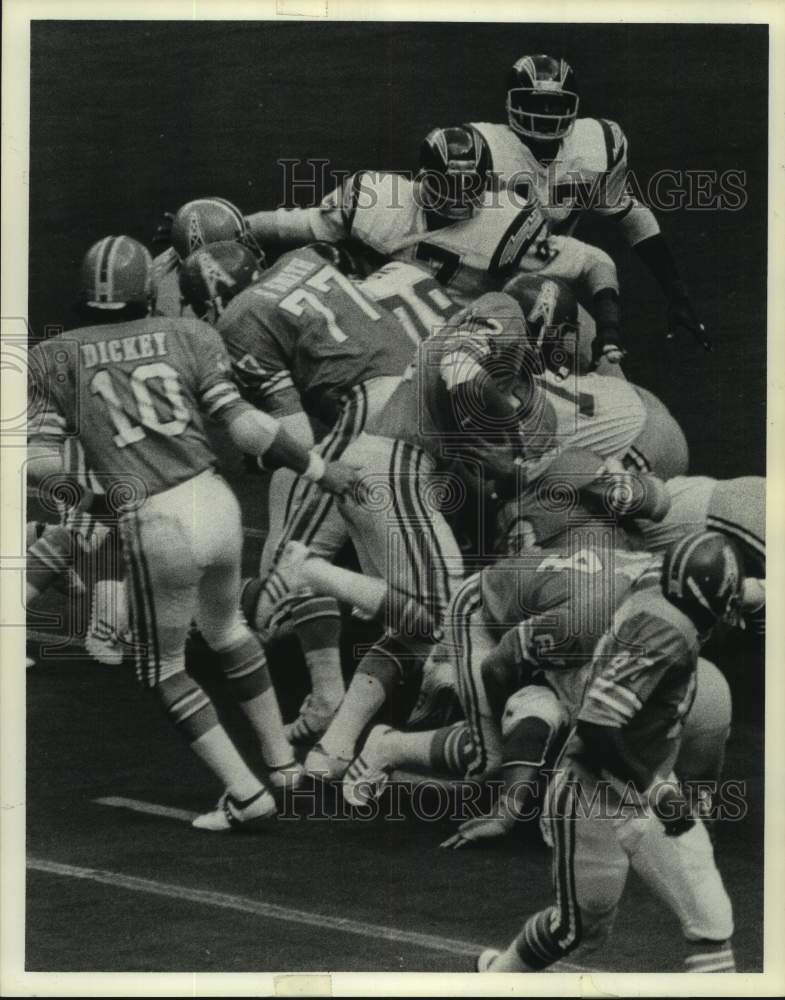 1974 Press Photo Houston Oilers football quarterback Lynn Dickey hands ball off- Historic Images