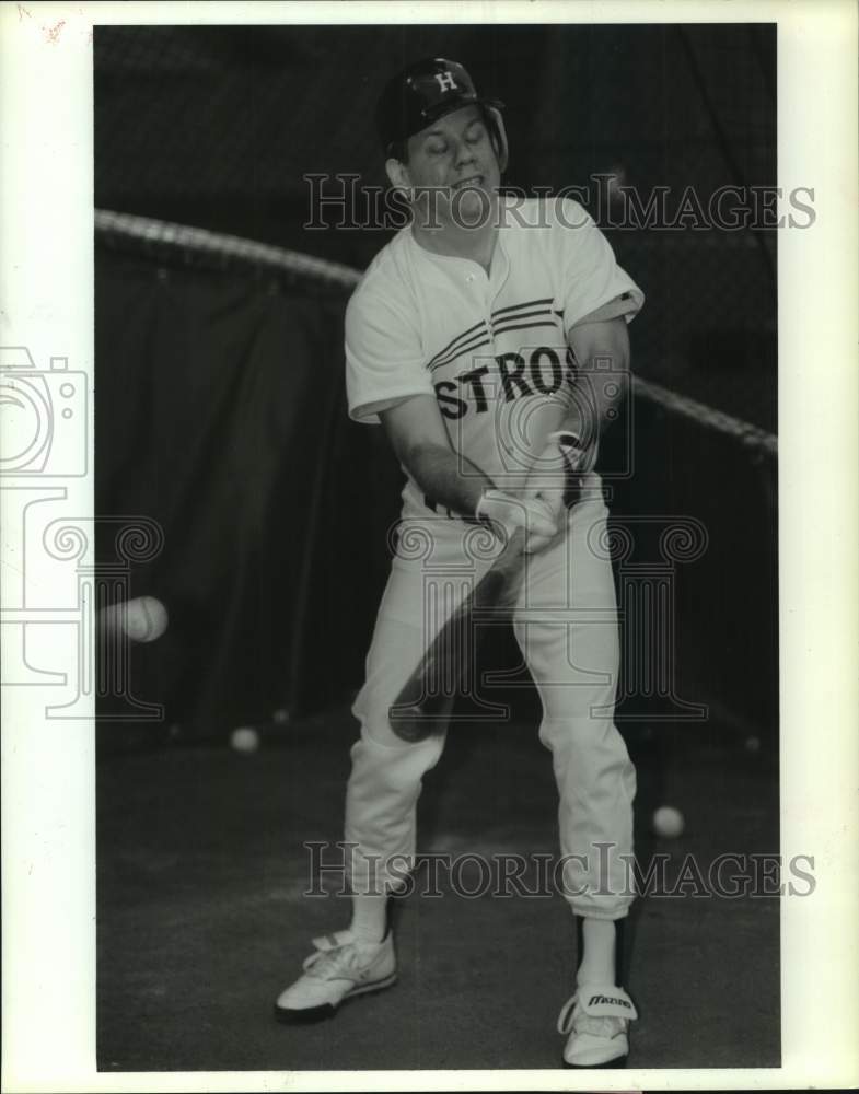 1990 Press Photo Glenn Harper swings at baseball at Houston Astros Fantasy Camp- Historic Images