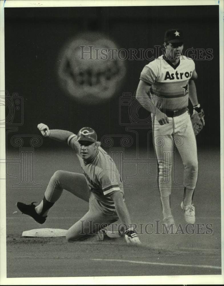 1985 Press Photo Cincinnati Reds baseball player Buddy Bell & Astros Duran watch- Historic Images