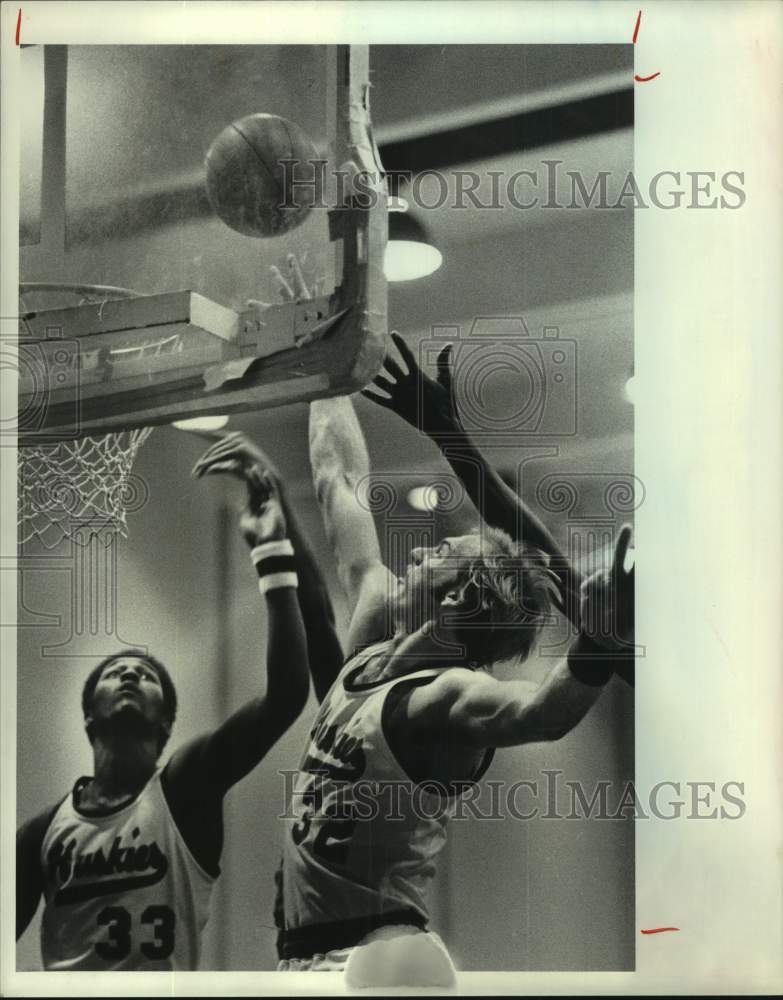 1981 Press Photo Houston Baptist U basketball players Philip Siler & R Martell- Historic Images