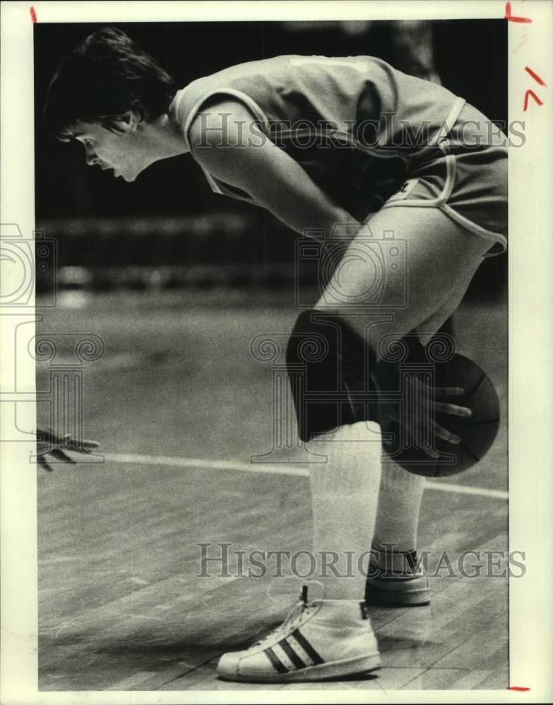 1979 Press Photo Basketball player Ann Meyers holds the ball between legs- Historic Images