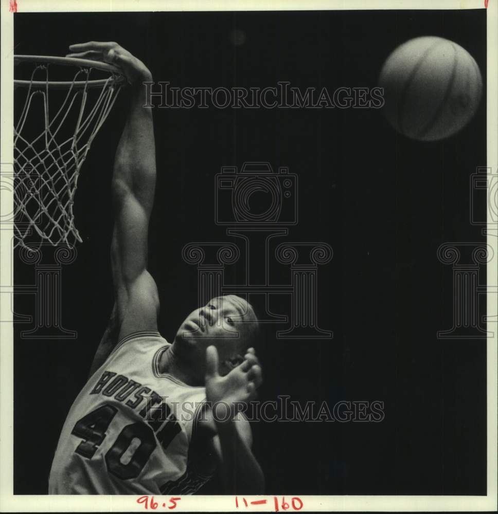 1981 Press Photo U of Houston basketball center Larry Michaeux missed dunk shot- Historic Images