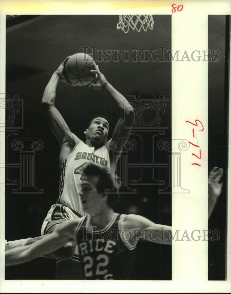 1982 Press Photo U of Houston basketball center Larry Micheaux goes up for shot- Historic Images