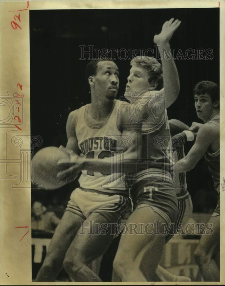 1983 Press Photo U of Houston basketball center Larry Micheaux looks to shoot- Historic Images