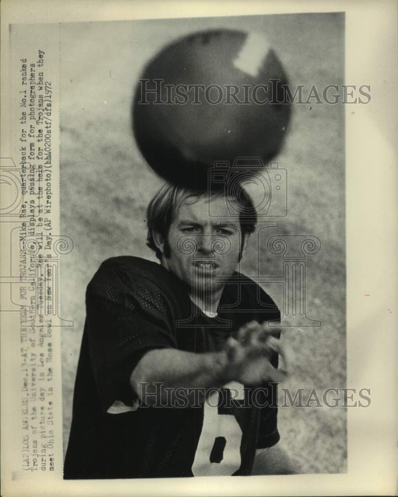 1972 Press Photo Southern Cal college football player Mike Rae throws a pass- Historic Images