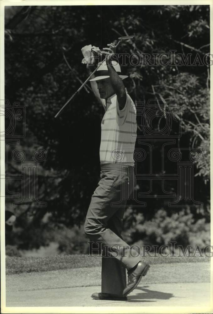 1988 Press Photo Golfer Chi Chi Rodriguez on course in Malvern, Pennsylvania- Historic Images