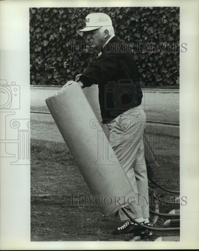 1971 Press Photo Southern Cal college football coach John McKay on blocking sled- Historic Images