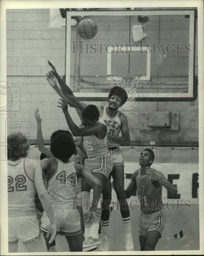 1973 Press Photo Basketball player James Liston in action - hcs23498- Historic Images