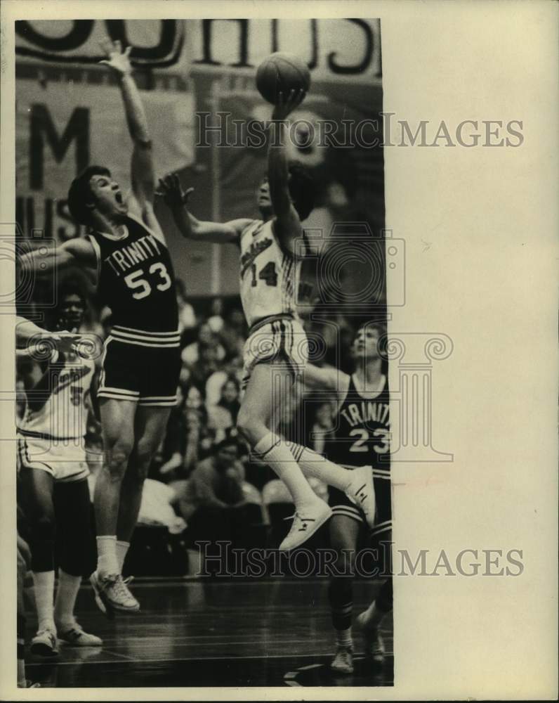 1973 Press Photo Houston Baptist guard Jim Skaggs, up against Trinity defense- Historic Images