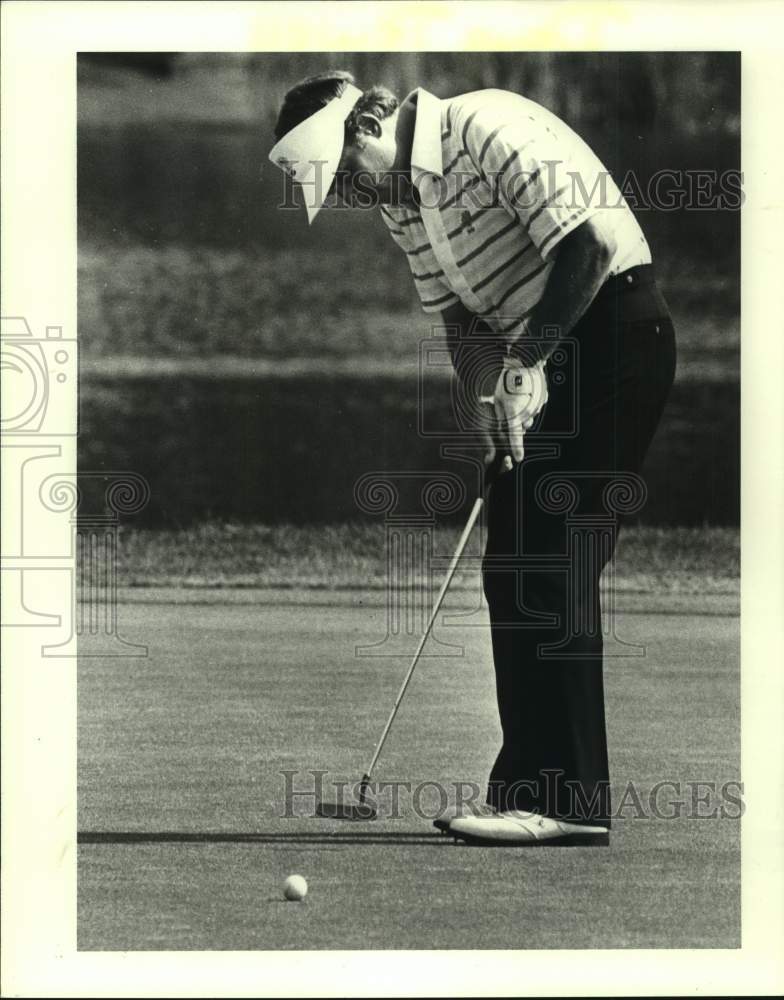 1988 Press Photo Golfer Doug Tewell watches his ball after putting on #18 green- Historic Images