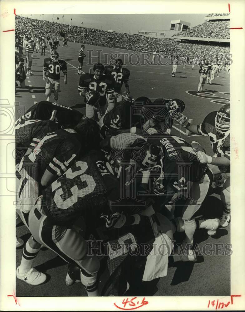 1983 Press Photo Texas A&amp;M football players celebrate after a touchdown- Historic Images